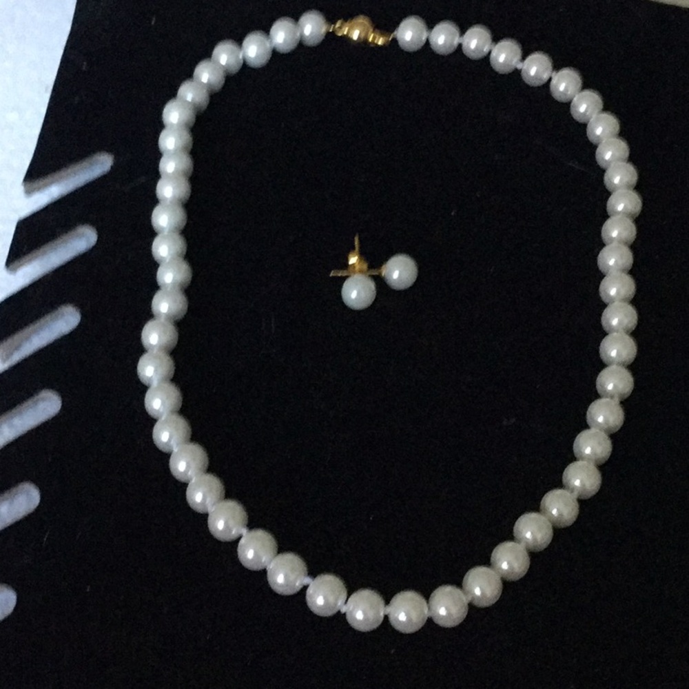 Cultured pearl necklace and earring set